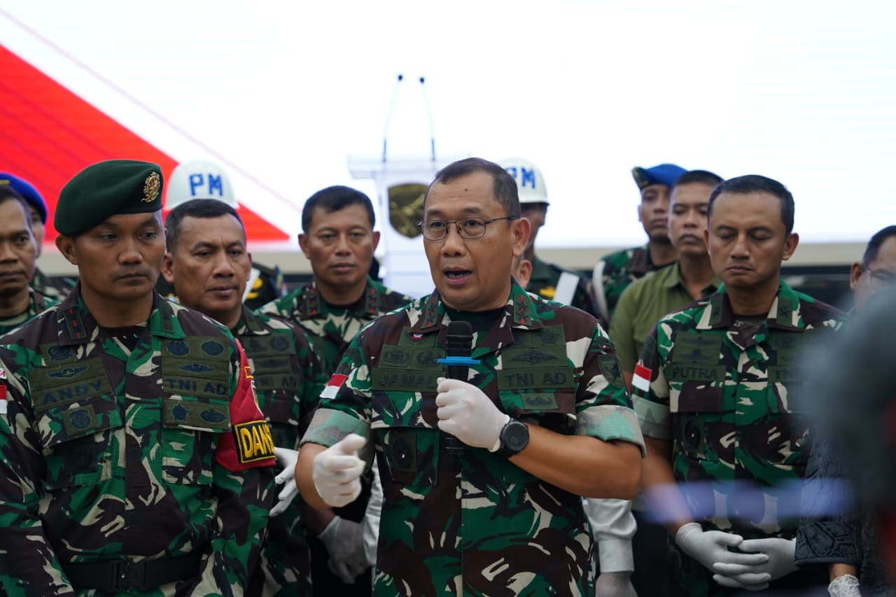 Danrem 121/ABW mendampingi Pangdam XII/Tpr menyerahkan 63 Kg sabu dan pelaku ke BNNP Kalbar.
