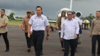 Kapolda Bengkulu bersama Forkopimda menyambut kedatangan Menko Infrastruktur Agus Harimurti Yudhoyono di Bandara Fatmawati