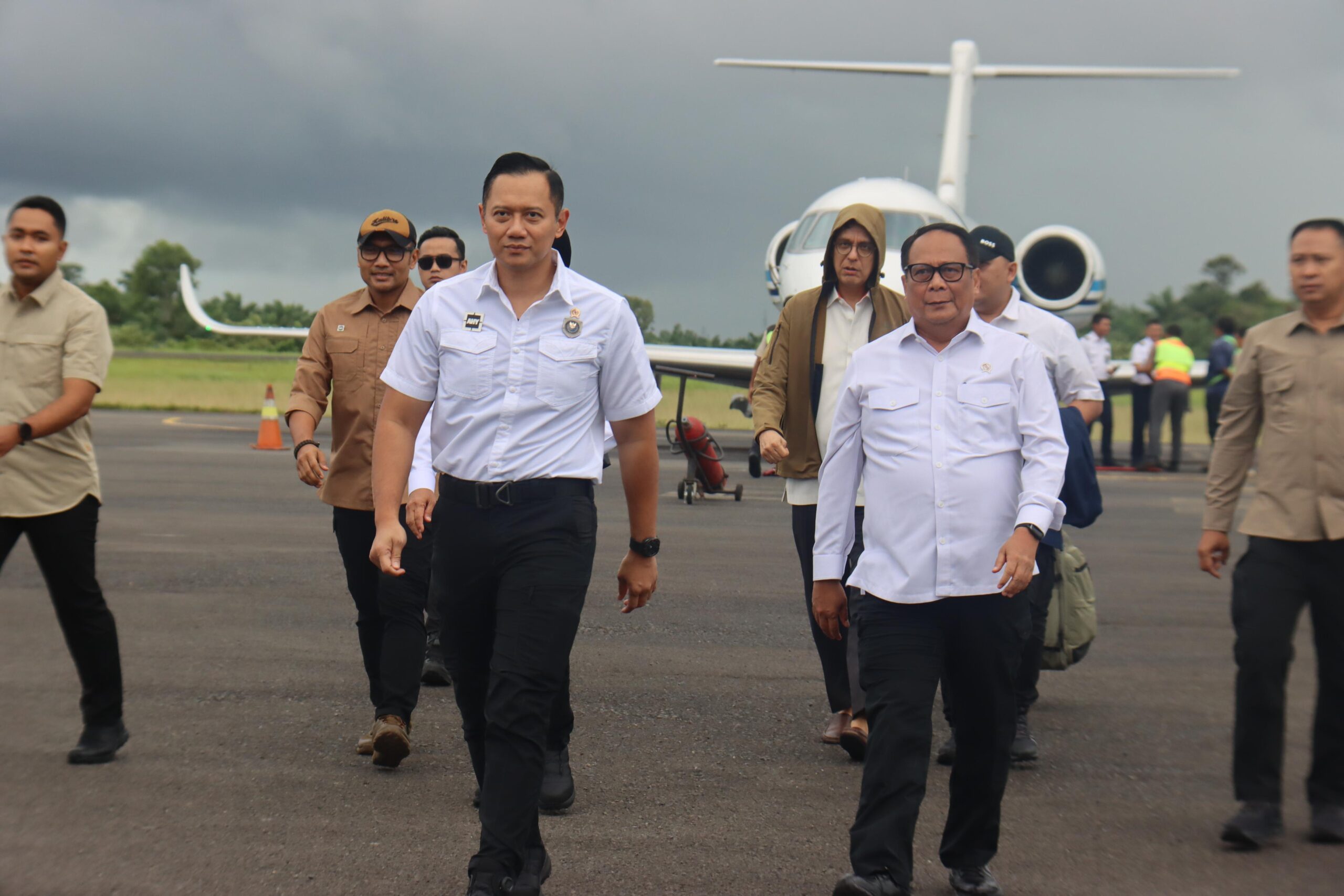 Kapolda Bengkulu bersama Forkopimda menyambut kedatangan Menko Infrastruktur Agus Harimurti Yudhoyono di Bandara Fatmawati
