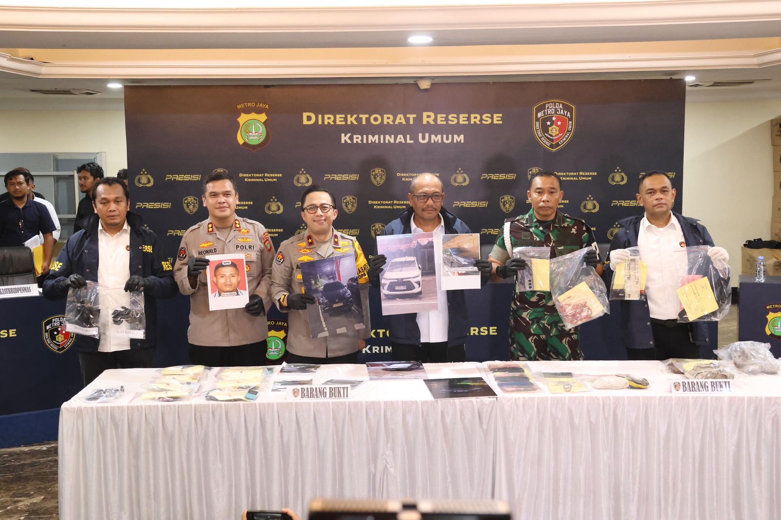 Polda Metro Jaya mengungkap motif pembunuhan Kacab BRI Cempaka Putih, MIP (37). Pelaku ingin memindahkan dana rekening dormant ke rekening penampungan.