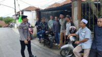 Bhabinkamtibmas Polsek Cikijing Brigadir Pijar Hamdani sambangi warga Desa Jagasari untuk menjaga kamtibmas dan mengajak masyarakat berpartisipasi menciptakan lingkungan aman.
