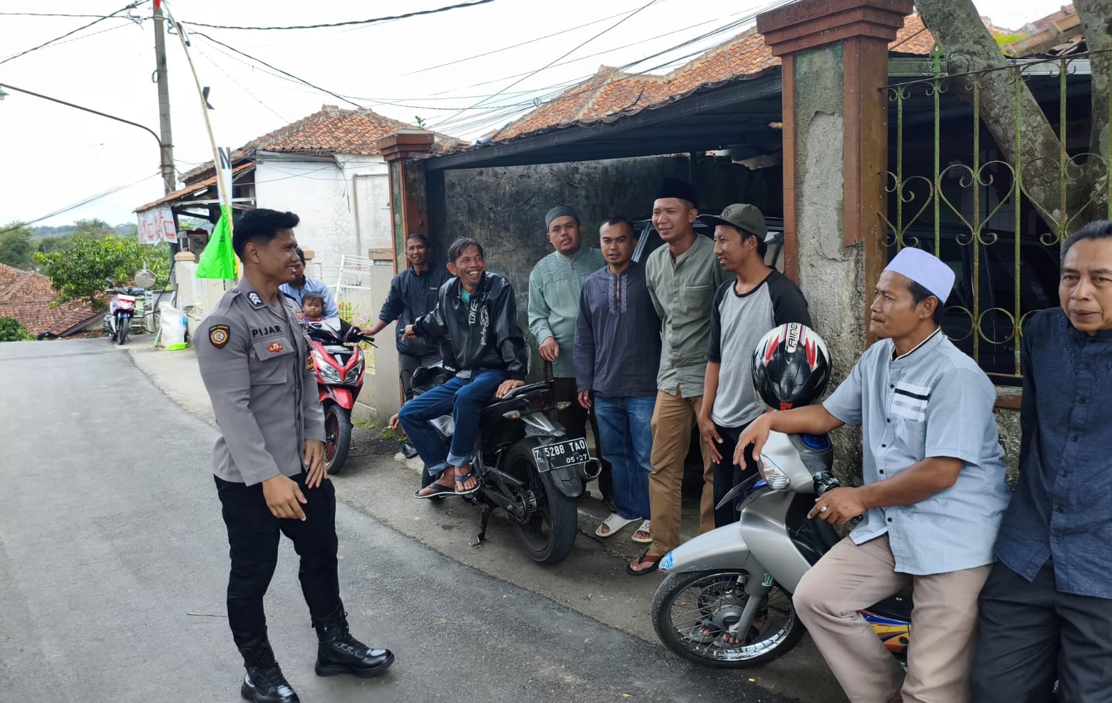 Bhabinkamtibmas Polsek Cikijing Brigadir Pijar Hamdani sambangi warga Desa Jagasari untuk menjaga kamtibmas dan mengajak masyarakat berpartisipasi menciptakan lingkungan aman.