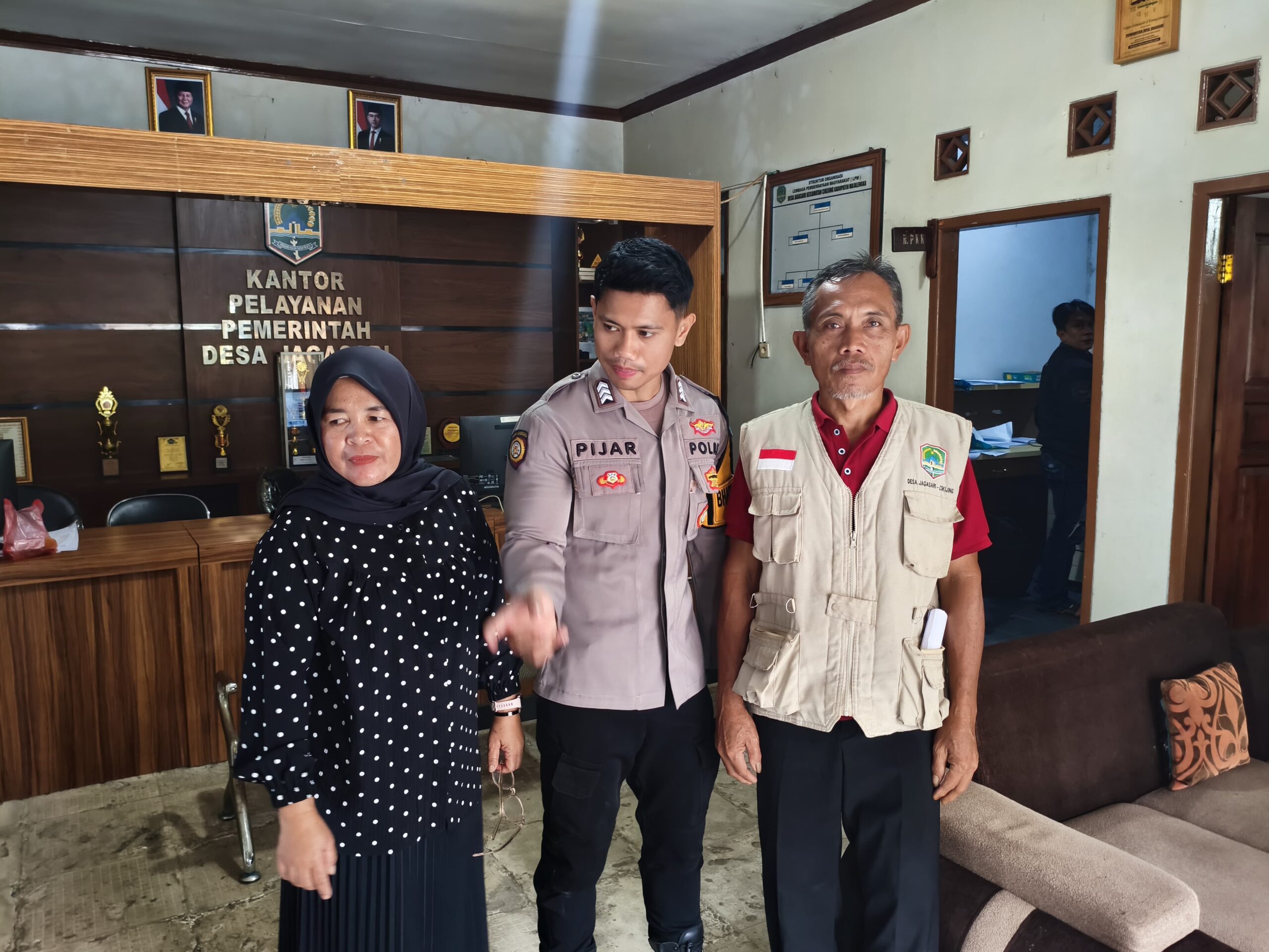 Bhabinkamtibmas Polsek Cikijing Brigadir Pijar Hamdani sambangi Kantor Desa Jagasari. Ia mengajak perangkat desa berperan aktif menjaga kamtibmas di wilayah Cikijing.