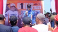 Bupati Gowa Sitti Husniah Talenrang bersama Wabup Darmawangsyah Muin melalui program One Day One District di Bajeng Barat