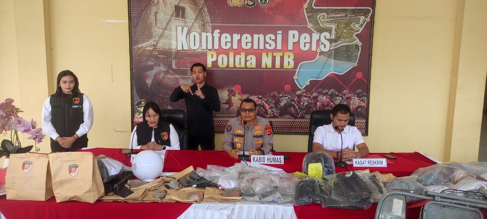 Polda NTB menetapkan 20 tersangka kasus pengerusakan dan penjarahan saat unjuk rasa 30 Agustus 2025 di Mapolda NTB dan DPRD NTB.