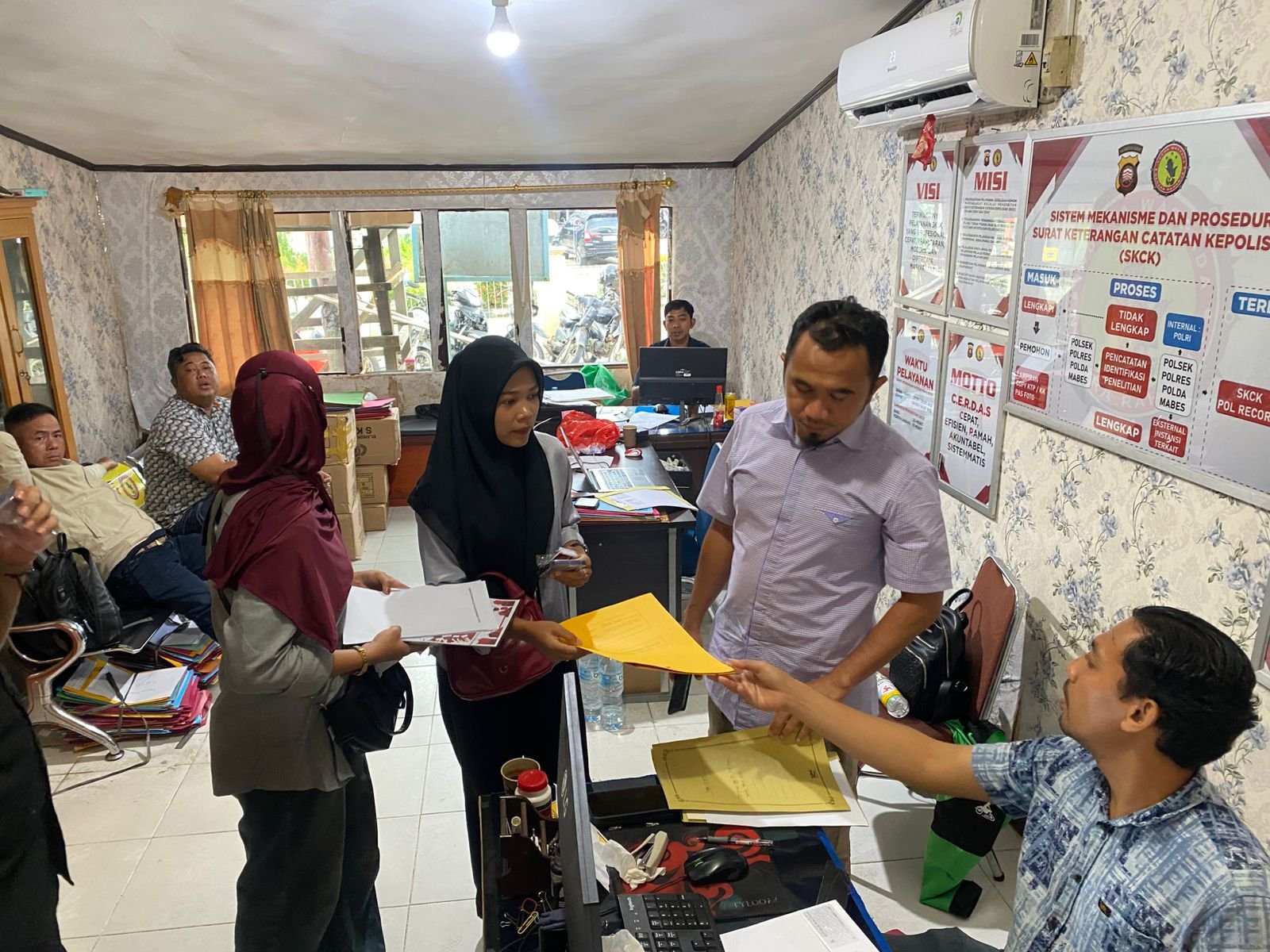 Polres Sintang meningkatkan layanan SKCK untuk mendukung seleksi PPPK 2025. Polres Sintang meningkatkan layanan SKCK untuk mendukung seleksi PPPK 2025.