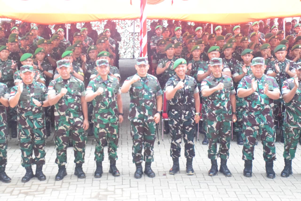 Pangdam XII/Tpr Mayjen TNI Jamallulael bersama Danrem 121/Abw Brigjen TNI Purnomosidi meninjau Yonif TP 833 Sanggau.