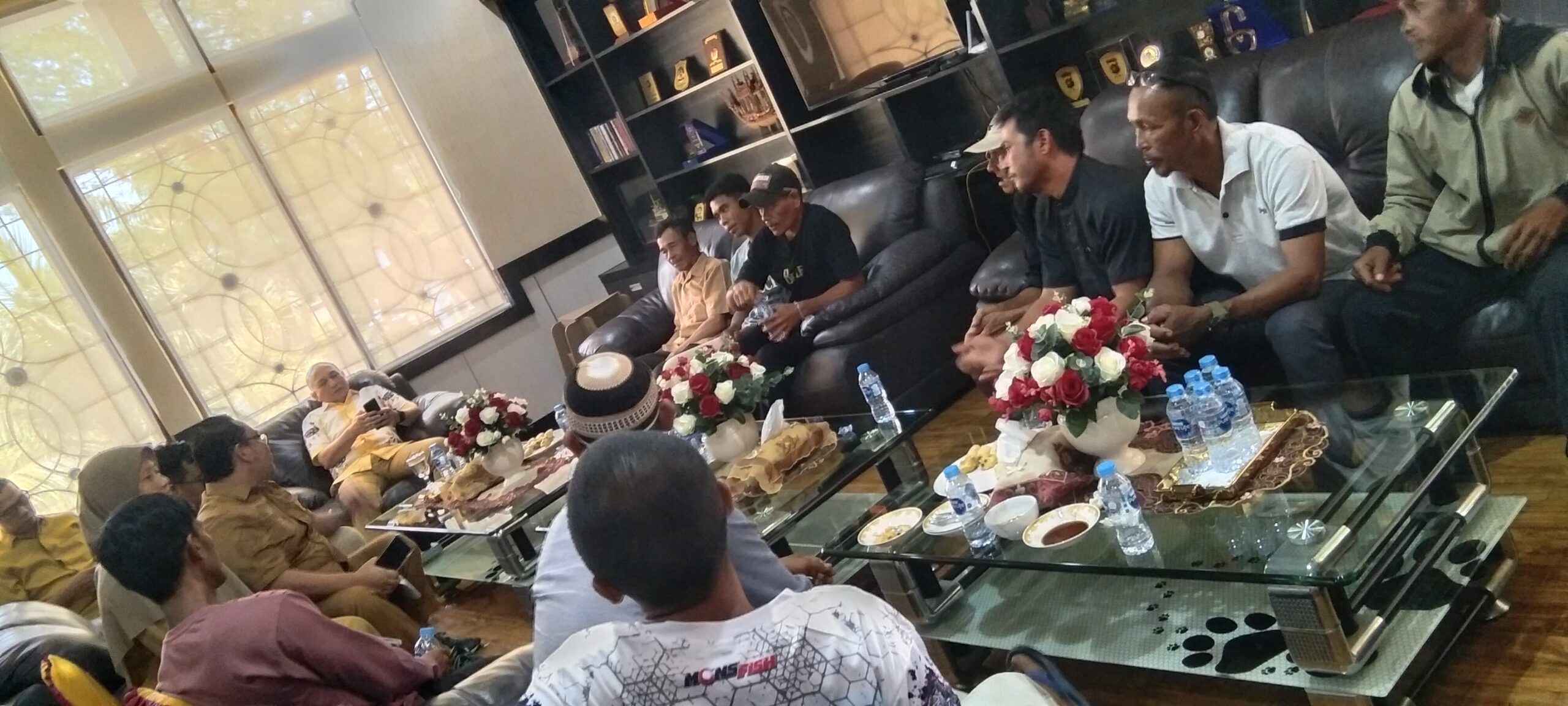 Ketua DPRD Babel Didit Srigusjaya menerima audiensi nelayan Tanjung Pura yang menolak aktivitas pengangkatan kapal
