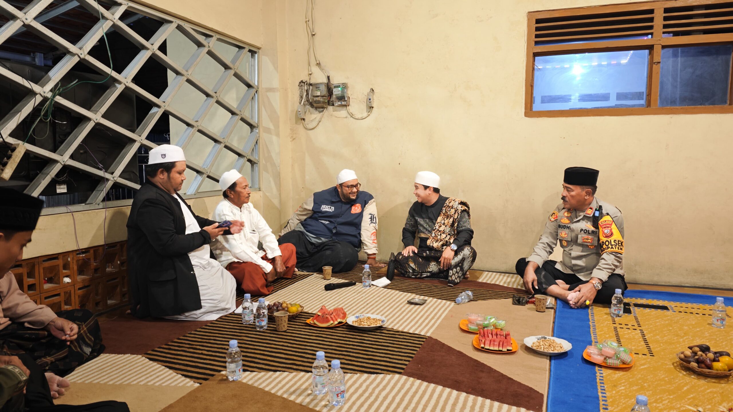 Kapolsek Kadipaten AKP Budi Wardana menghadiri Mie Huh Hah Bersholawat Season 2 di Majalengka.