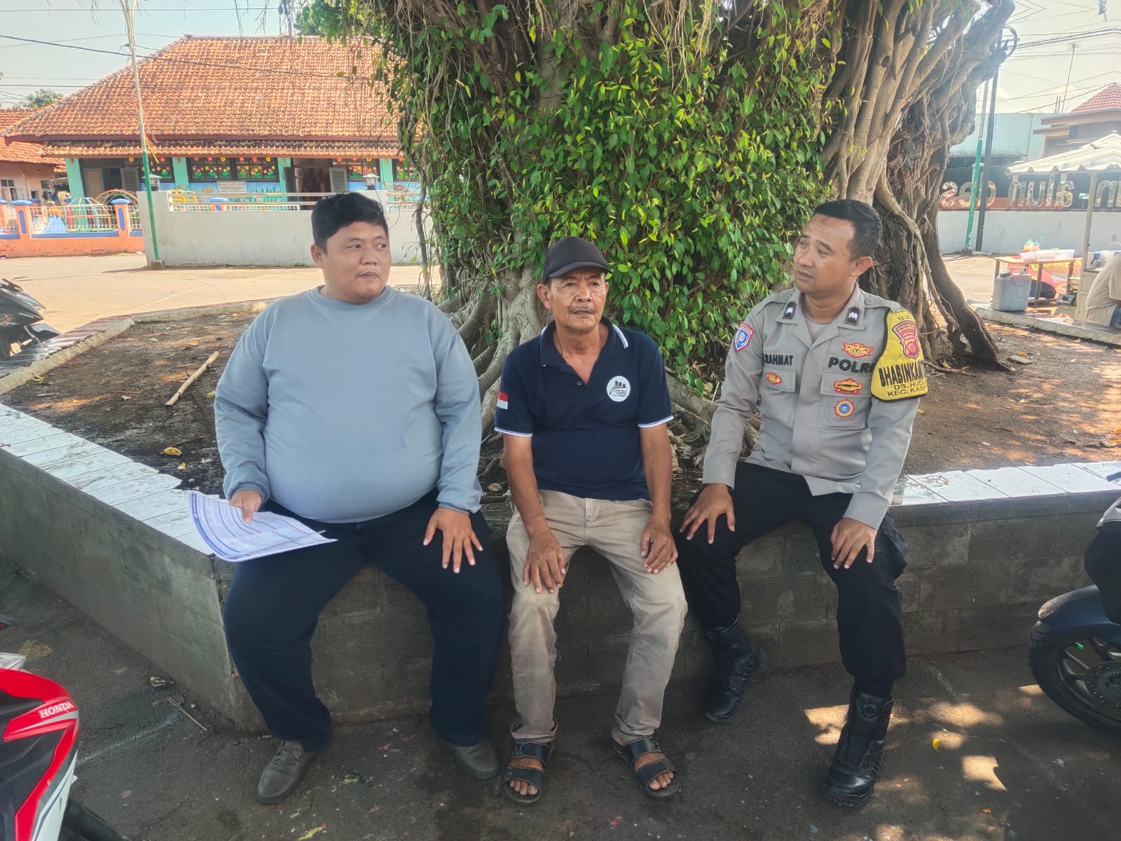 Bhabinkamtibmas Polsek Kadipaten, Aipda Cecep Basuki Rahmat, melaksanakan silaturahmi dengan warga Desa Heuleut.