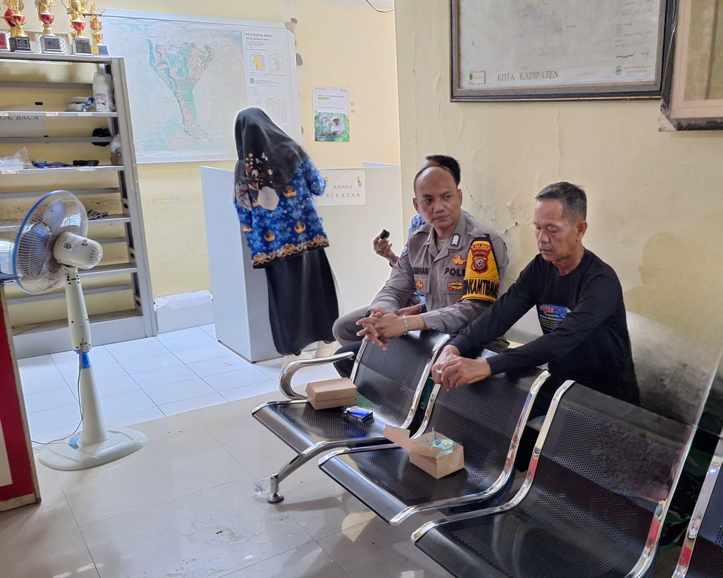 Bhabinkamtibmas Desa Liangjulang Polsek Kadipaten menjalin silaturahmi dengan warga