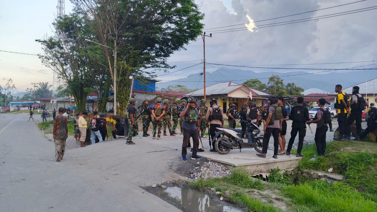 Brimob Polda Papua dan TNI mengevakuasi enam personel Kopassus di Yalimo.