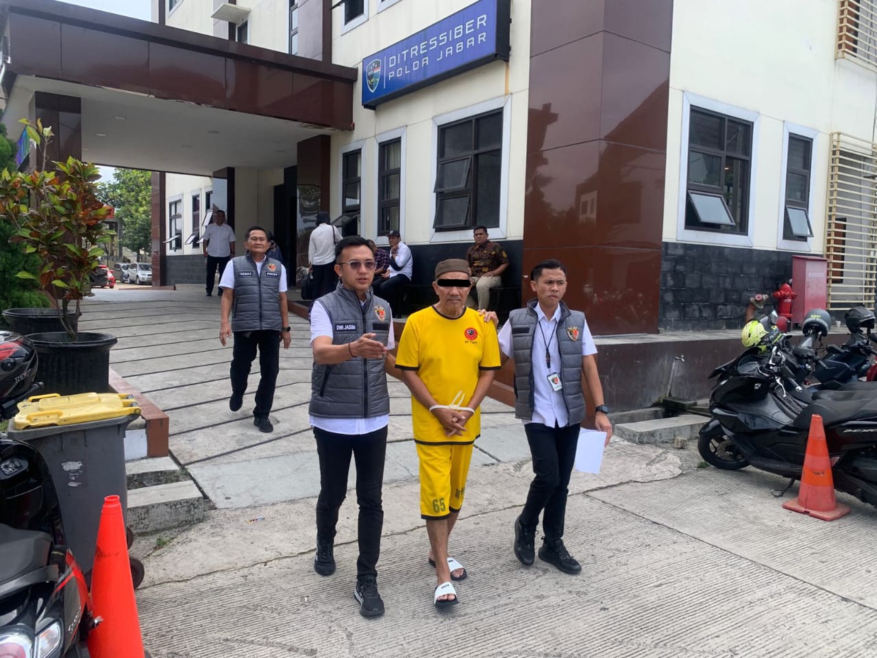 Polda Jabar mengungkap kasus korupsi pengadaan alat uji masker N95 di Balai Besar Tekstil Bandung dengan kerugian negara Rp2,8 miliar.