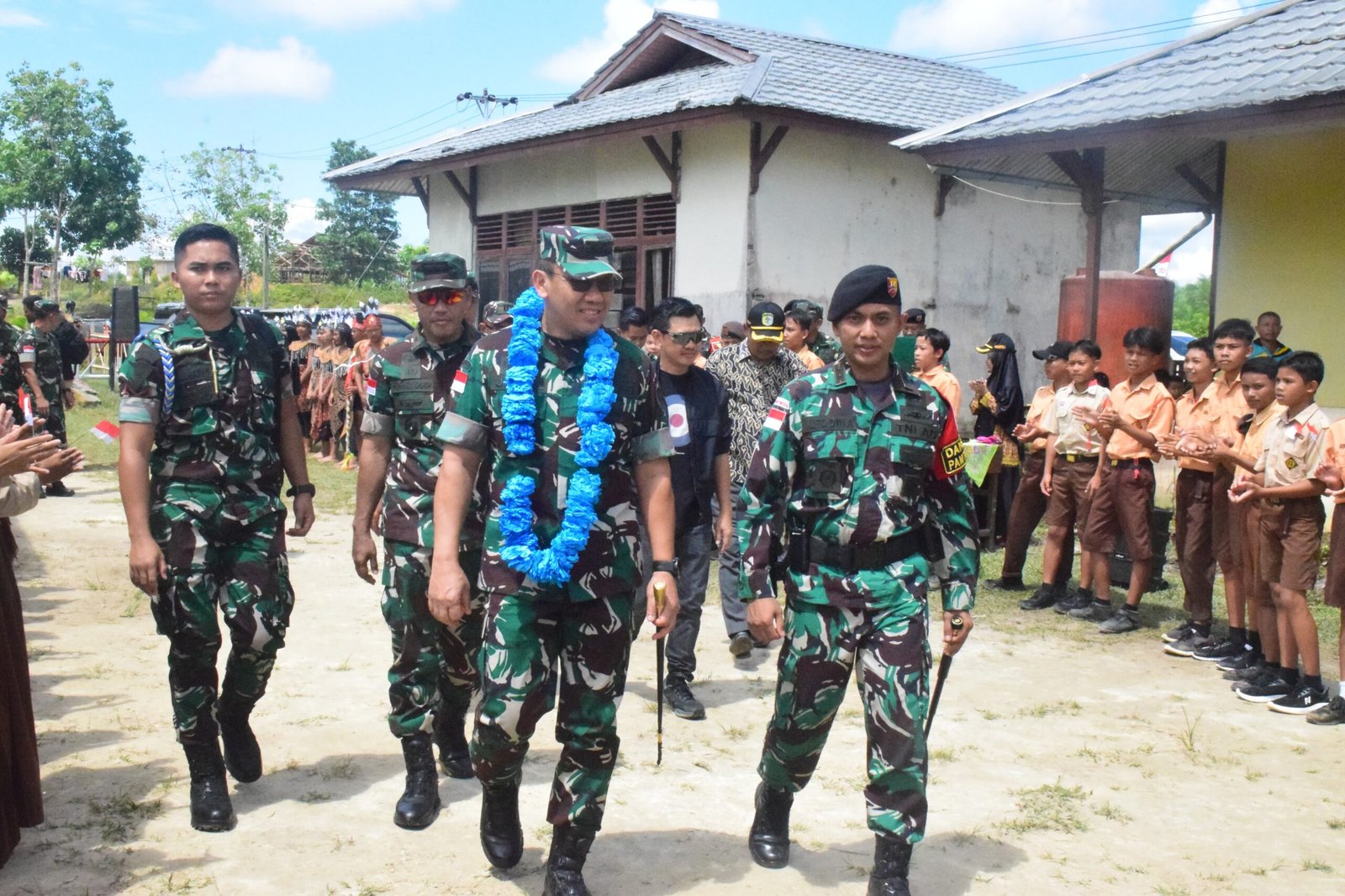 Kegiatan bakti sosial ini digelar di sela-sela pengecekan pasukan dan peninjauan kondisi wilayah perbatasan.