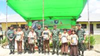 Pangdam XII/Tpr Mayjen TNI Jamallulael bersama Danrem 121/Abw Brigjen TNI Purnomosidi menggelar bakti sosial di perbatasan Sintang