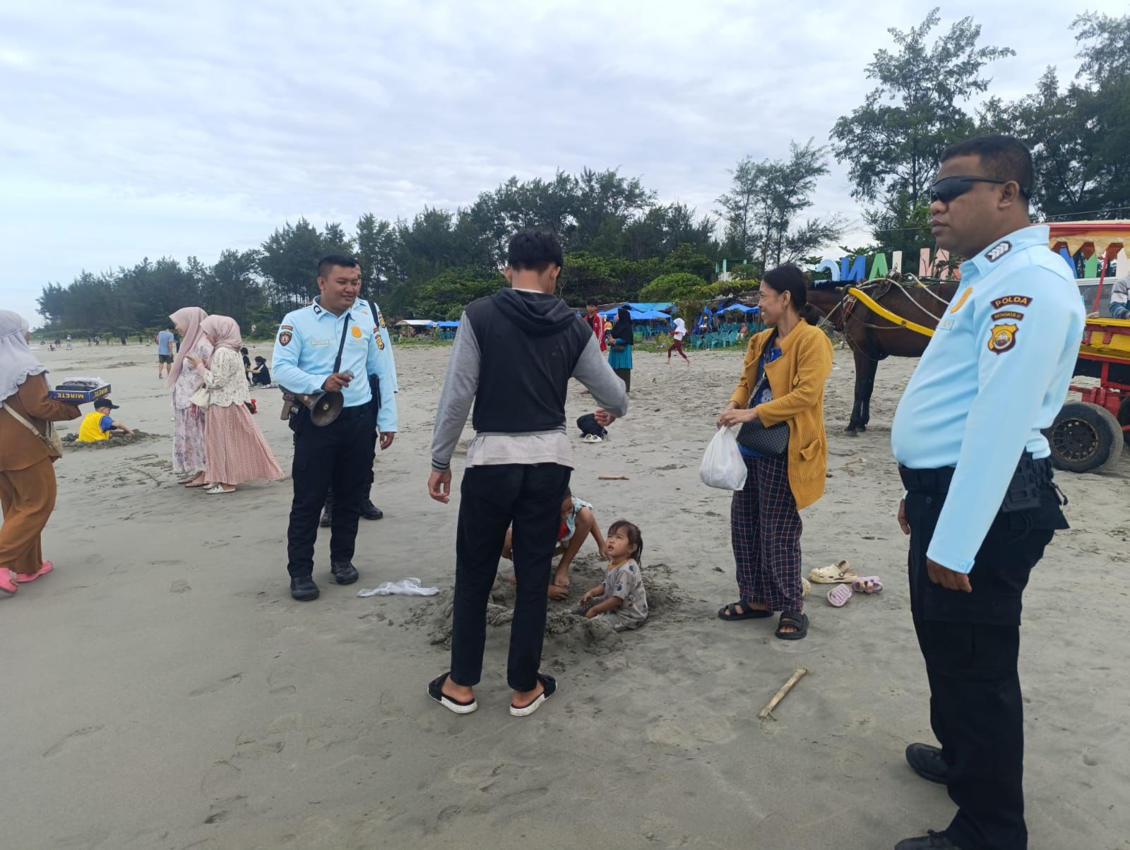 Ditpamobvit Polda Bengkulu melaksanakan patroli dialogis di Pantai Panjang Ditpamobvit Polda Bengkulu melaksanakan patroli dialogis di Pantai Panjang