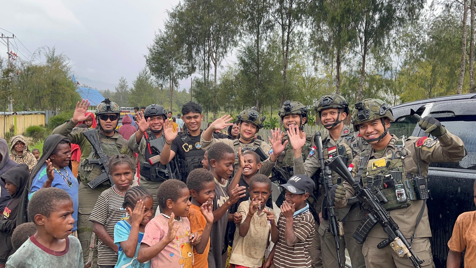 Satgas Operasi Damai Cartenz bersama anak anak