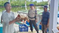 Ditpolairud Polda Bengkulu melalui giat Polisi RW mengingatkan nelayan untuk utamakan keselamatan saat melaut dengan penggunaan pelampung dan pemeriksaan perahu.