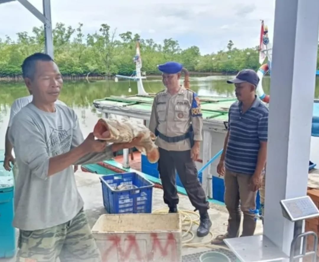 Ditpolairud Polda Bengkulu melalui giat Polisi RW mengingatkan nelayan untuk utamakan keselamatan saat melaut dengan penggunaan pelampung dan pemeriksaan perahu.