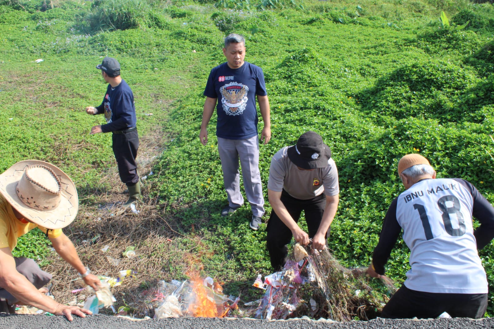 Bhabinkamtibmas Cikijing gotong royong Sukamukti