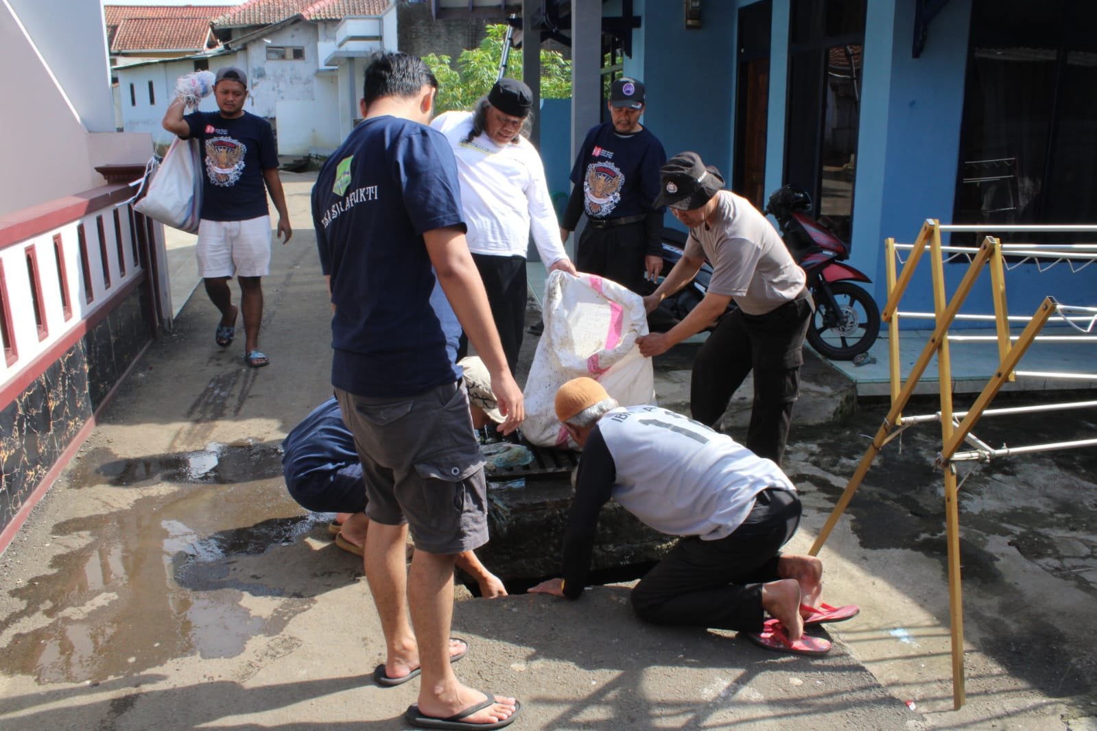 Gotong Royong Jadi Wujud Kebersamaan Polisi dan Warga Sukamukti Gotong Royong Jadi Wujud Kebersamaan Polisi dan Warga Sukamukti