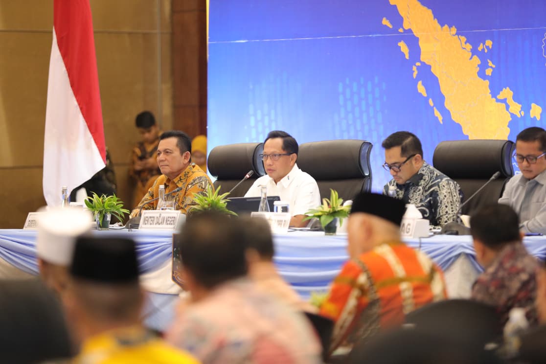 Gubernur Hidayat Komitmen Jalankan Arahan Mendagri Demi Pembangunan Nasional Gubernur Hidayat Komitmen Jalankan Arahan Mendagri Demi Pembangunan Nasional