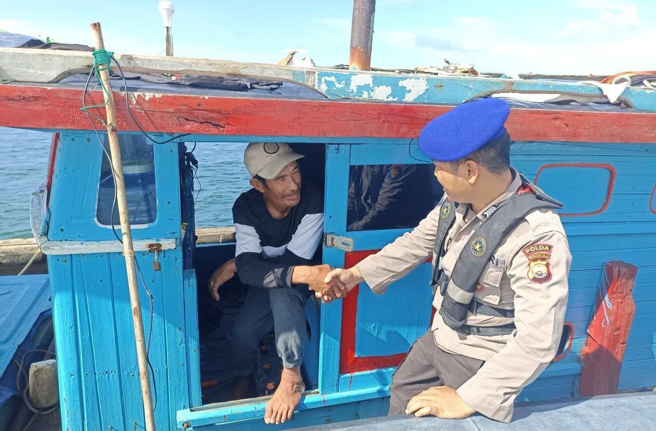 Personel Polairud Ingatkan Nelayan Waspadai Cuaca Ekstrem di Laut