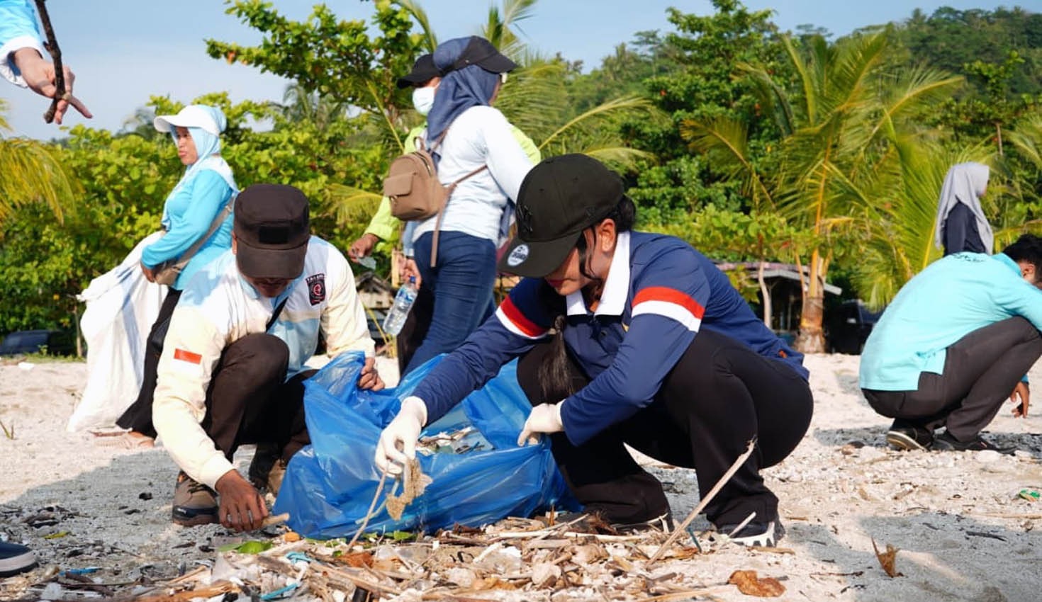 Zita bersama rombongan turun langsung memunguti sampah di bibir pantai Zita bersama rombongan turun langsung memunguti sampah di bibir pantai