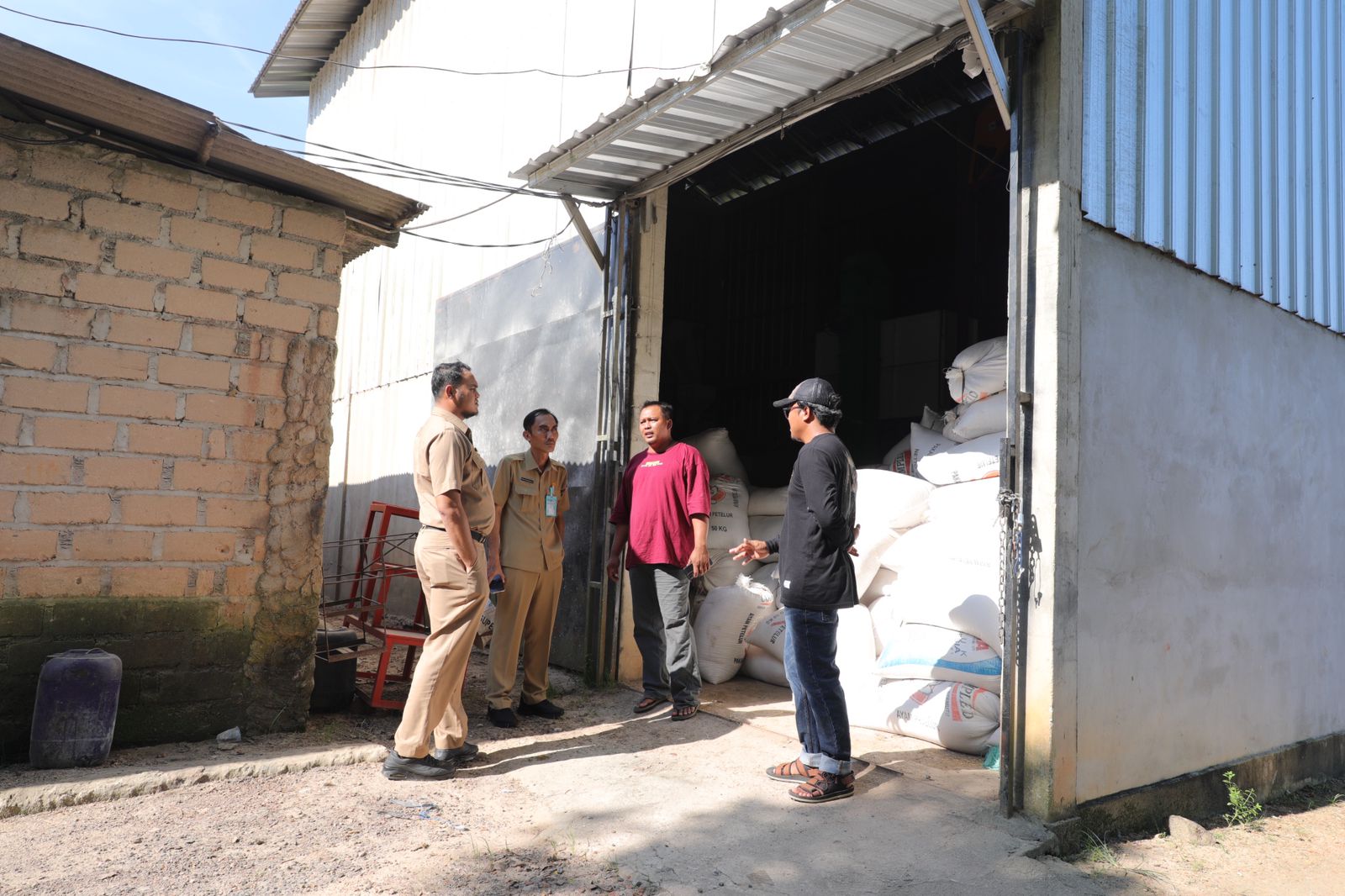 Anggaran dialihkan untuk membeli beras petani Desa Rias dan membagikan 2.525 paket sembako kepada masyarakat.