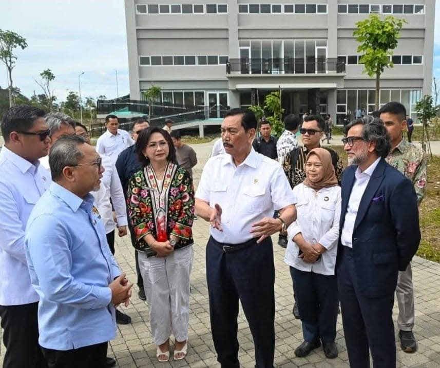 Wabup Humbahas Yunita Rebekka Marbun mendampingi Luhut Binsar Pandjaitan dan sejumlah menteri dalam kunjungan kerja ke TSTH2 Pollung.