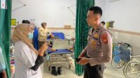 Anggota Ditsamapta Polda Bengkulu sigap mengevakuasi anggota TNI dan warga sipil korban kecelakaan di simpang DPRD Bengkulu.