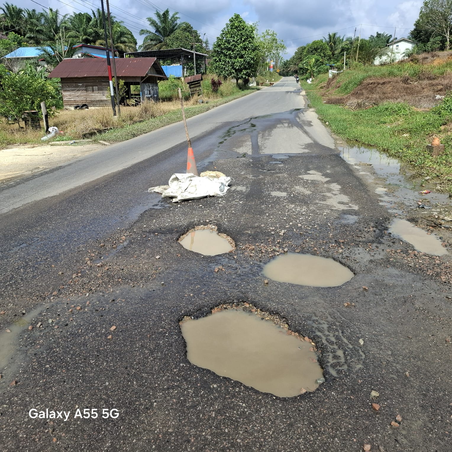 Pekerjaan PT Karya Tama dinilai asal-asalan, Jalan rusak kembali, memicu kecelakaan, dan warga menuntut PPK serta kontraktor bertanggung jawab.