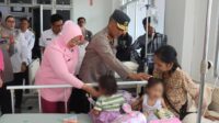 Kapolda Bengkulu Irjen Pol Mardiyono menjenguk balita penderita cacingan di RS M. Yunus.