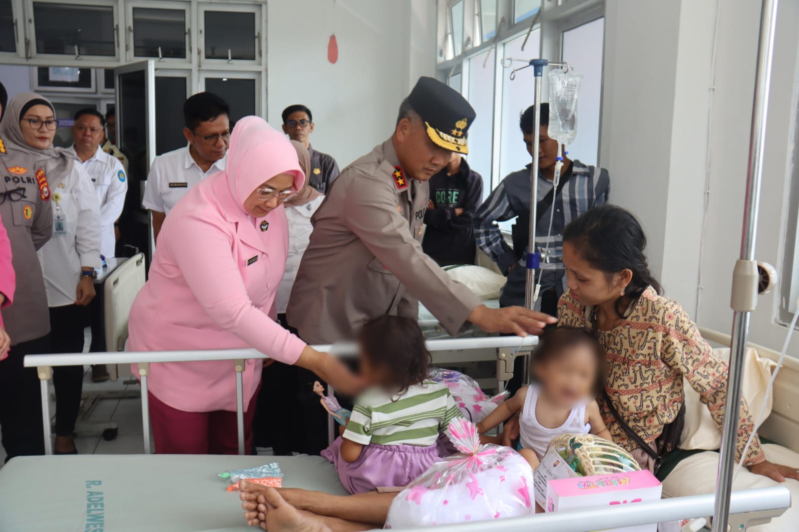 Kapolda Bengkulu Irjen Pol Mardiyono menjenguk balita penderita cacingan di RS M. Yunus.