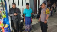 Bhabinkamtibmas Polsek Maja, Bripka Solih, menyapa warga Desa Maja Selatan pada sambang malam.