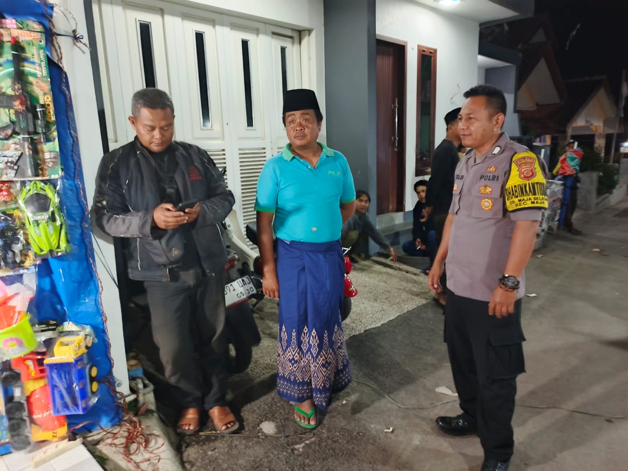 Bhabinkamtibmas Polsek Maja, Bripka Solih, menyapa warga Desa Maja Selatan pada sambang malam.