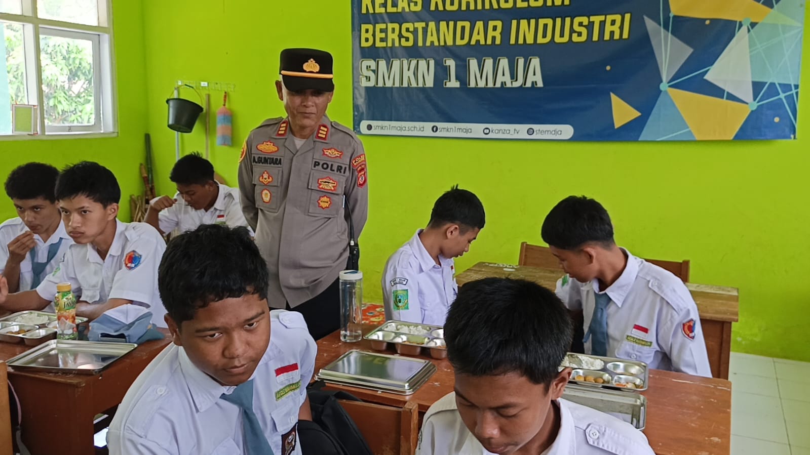 Kapolsek Maja AKP Aas Guntara memantau program Makan Bergizi Gratis (MBG) di SMKN 1 Maja,