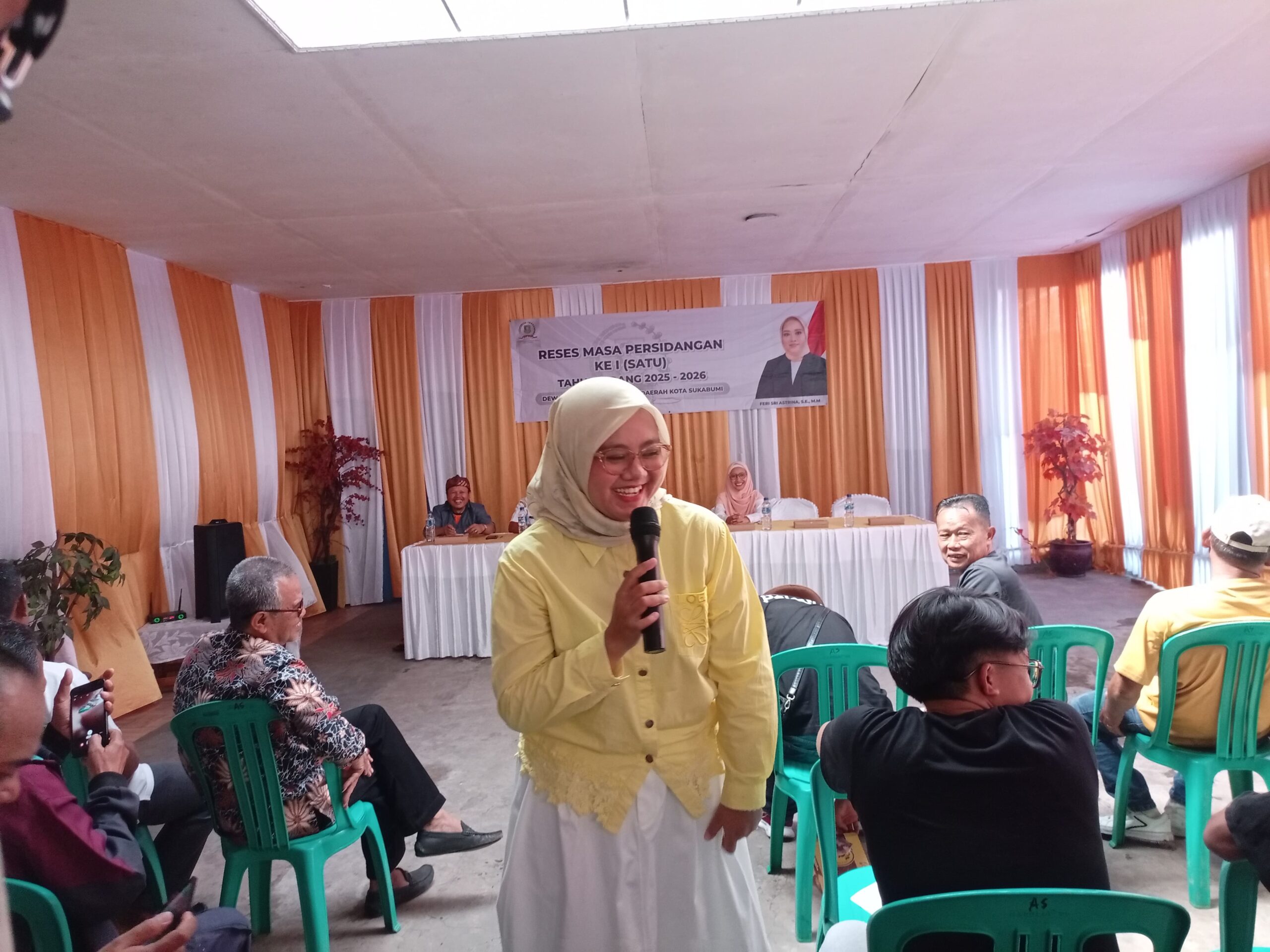 Wakil Ketua DPRD Kota Sukabumi, Feri Sri Astrina, menyerap aspirasi warga dalam reses.