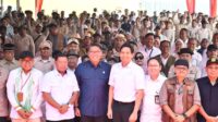 Majalengka merayakan Hari Tani Nasional dengan panen padi surplus.