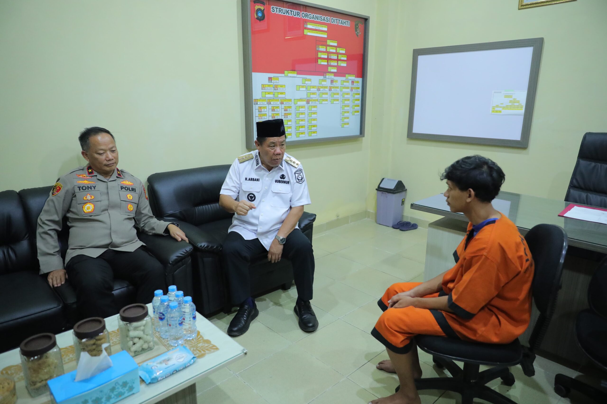 Gubernur Babel Hidayat Arsani menyambangi Mapolda Babel terkait kasus hukum remaja Desa Beluluk