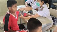 Dinas Kesehatan Denpasar gelar cek kesehatan gratis dan imunisasi massal bagi siswa SD.