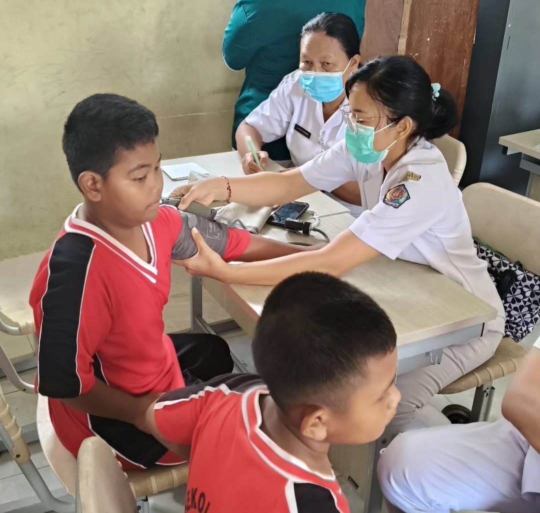 Dinas Kesehatan Denpasar gelar cek kesehatan gratis dan imunisasi massal bagi siswa SD.