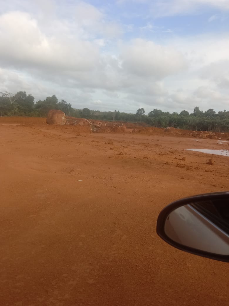 Kementerian ESDM menghentikan sementara 8 perusahaan tambang bauksit di Kalimantan Barat karena lalai menjalankan kewajiban reklamasi dan pascatambang.