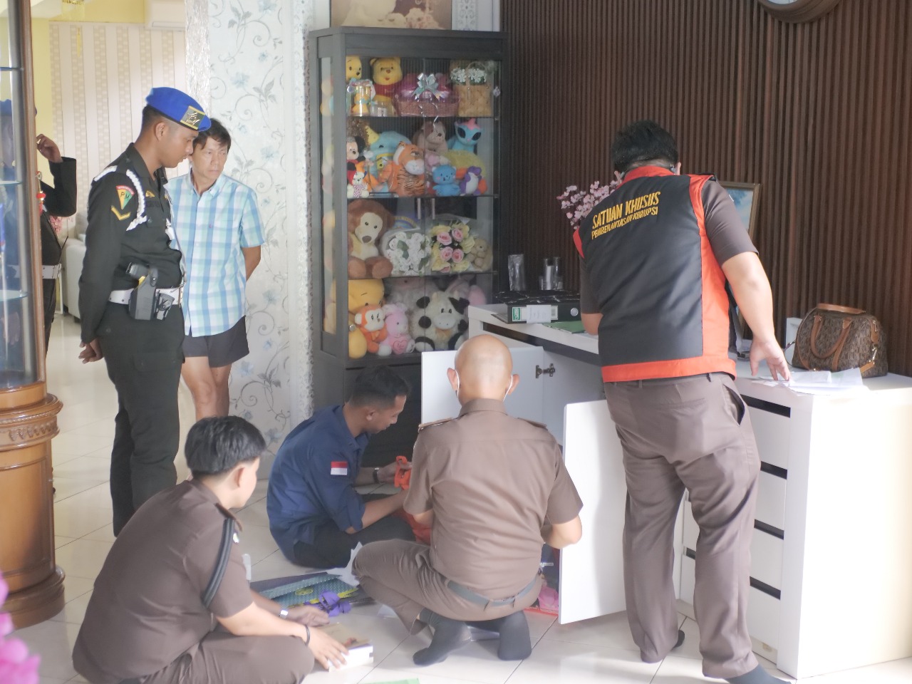 Penyidik Pidsus Kejati Bengkulu menggeledah rumah Iryanka Aditya, orang dekat Bebby Hussy, dan mengamankan dokumen penting terkait kasus korupsi pertambangan batubara.