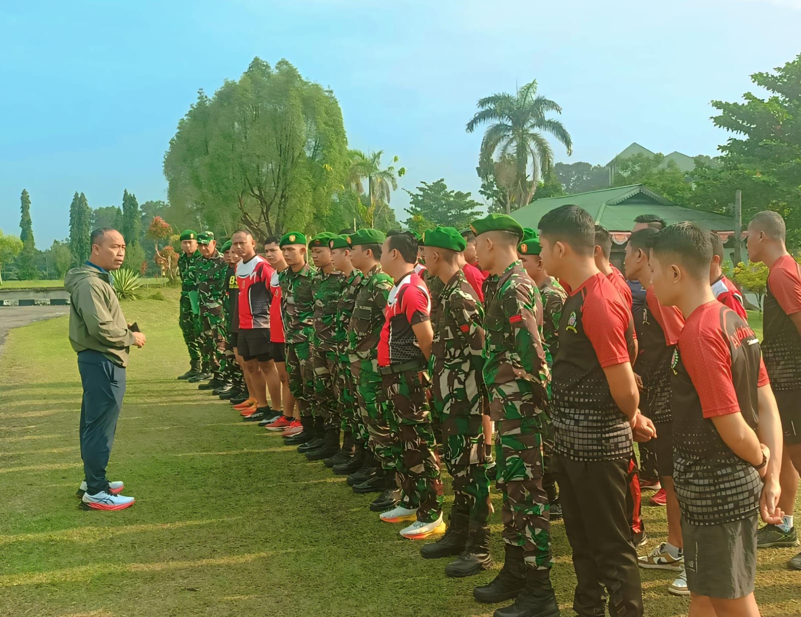Kasrem 121/Abw Kolonel Inf Dadang Ismail Marzuki menekankan pentingnya disiplin, pengelolaan keuangan, kesehatan, dan ibadah bagi prajurit dalam Jam Komandan di Sintang, Kalimantan Barat.