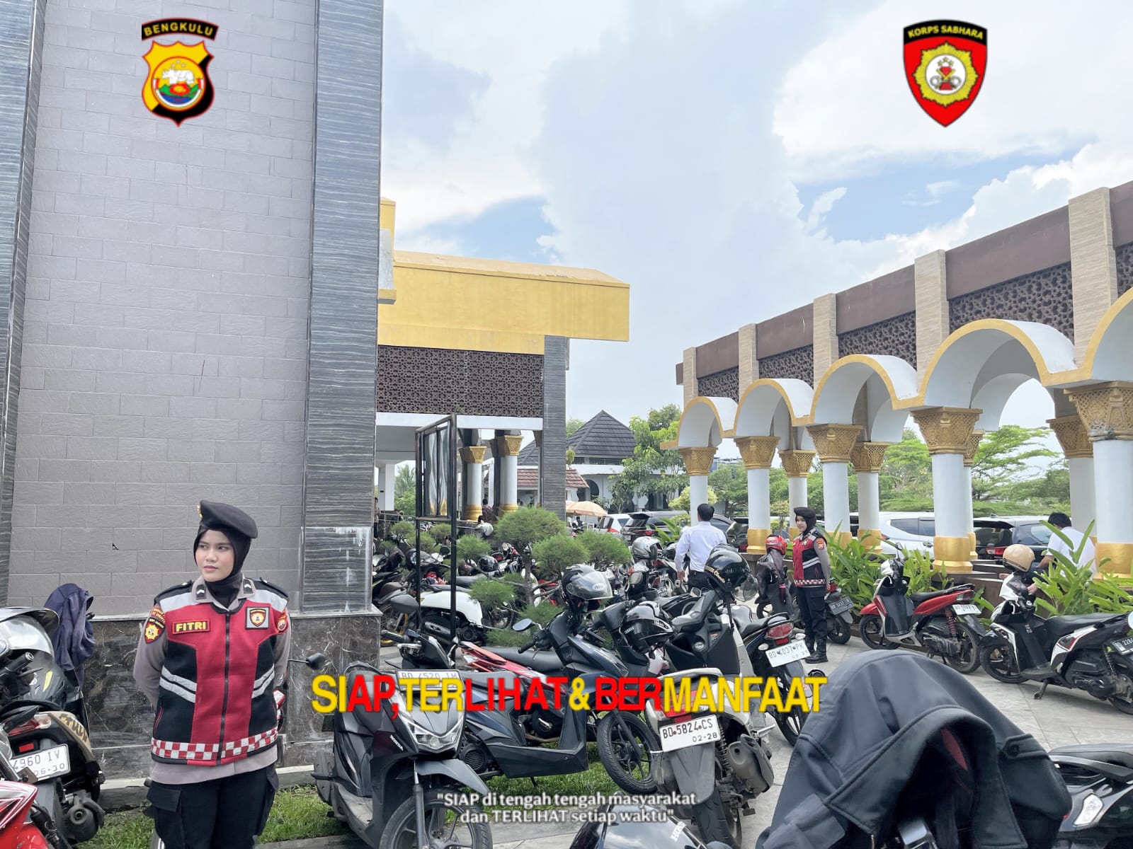 Polwan Ditsamapta Polda Bengkulu melaksanakan patroli dan pengamanan Sholat Jumat di Masjid Agung At-Taqwa.