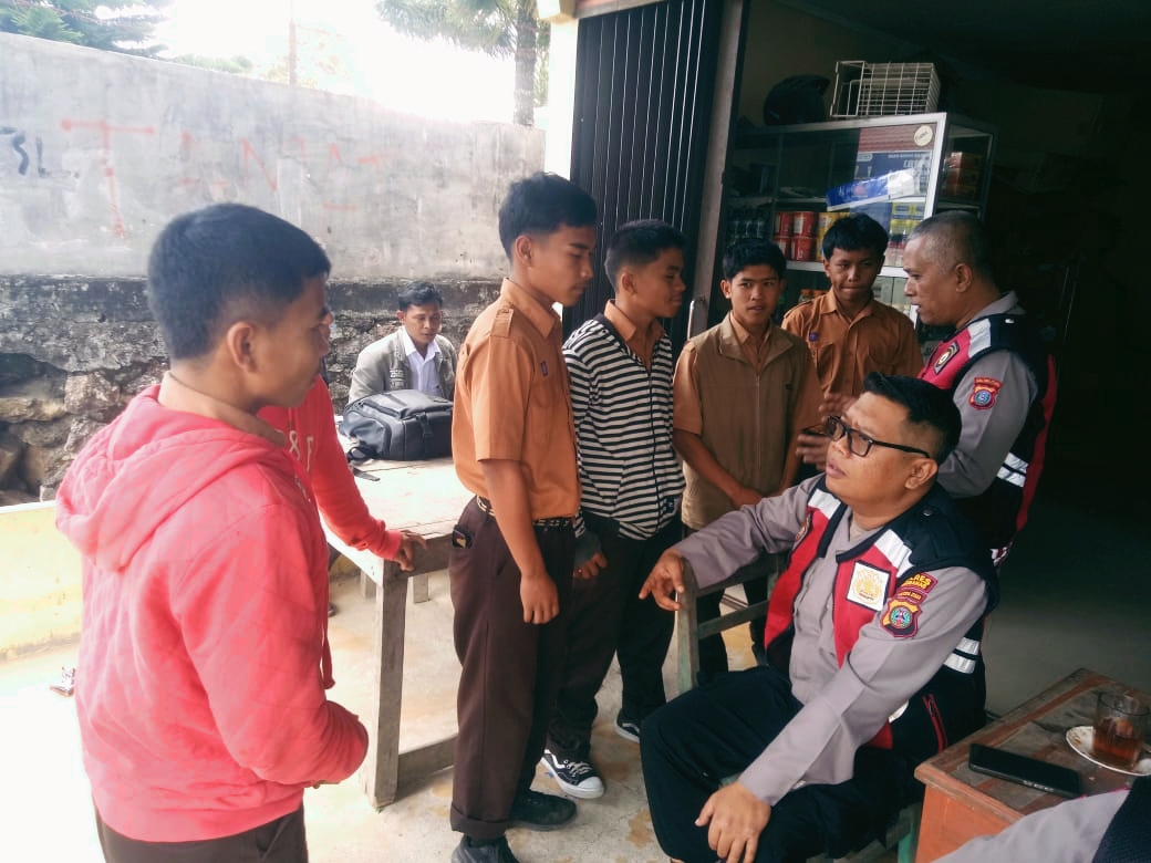 Sat Samapta Polres Humbahas melaksanakan patroli dan memberikan himbauan kepada pelajar yang bolos sekolah. Polisi ajak siswa disiplin belajar demi masa depan cerah.