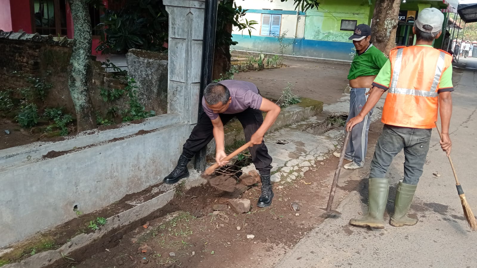 Polsek Kadipaten Polres Majalengka ikut Geber Jumat di Desa Heuleut.