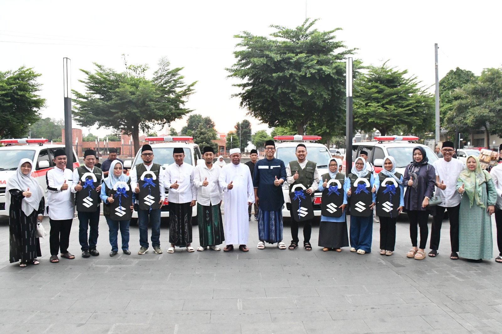Bupati Majalengka H. Eman Suherman menyerahkan tujuh unit ambulans baru untuk Puskesmas di Majalengka
