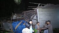 Sembilan rumah rusak, Polri mendirikan posko darurat dan melakukan rehabilitasi tanpa laporan korban jiwa.